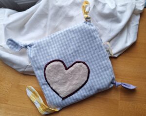 Babyspielzeug genäht und bestickt