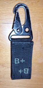 Bestickter Karabiner mit Blutgruppe